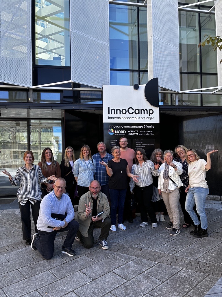 Deltagare på studieresan framför Innocamp i Steinkjer