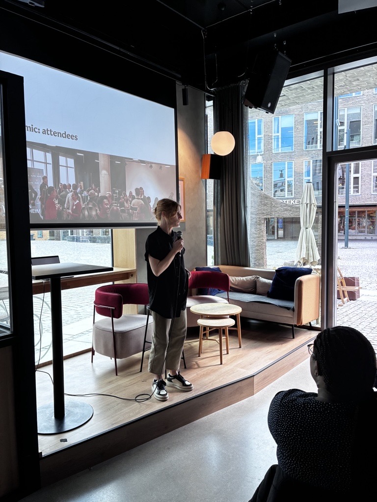 Annie Johnson presenterar hub2030 på Trondheim International Meetup