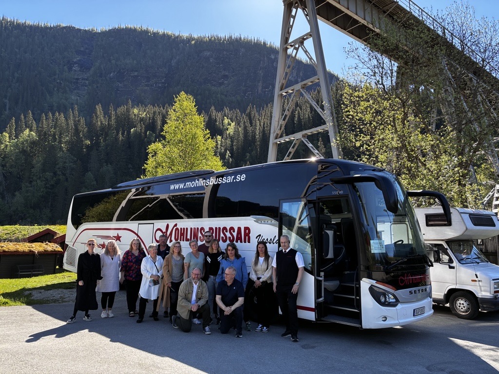 Gänget tillsammans med busschauffören Benny Hoffman på Namnsenturet i Grong.